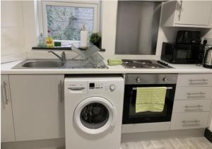 Kuchyň nebo kuchyňský kout v ubytování 1BR Urban Retreat in Central Sunderland