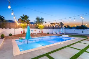 una piscina in un cortile con canestro da basket di Havasu Fun Stay Pool Spa PoolTable KingBed a Lake Havasu City