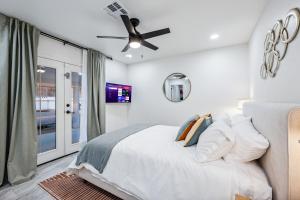 Letto o letti in una camera di Havasu Fun Stay Pool Spa PoolTable KingBed