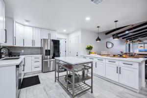 Cucina o angolo cottura di Havasu Fun Stay Pool Spa PoolTable KingBed