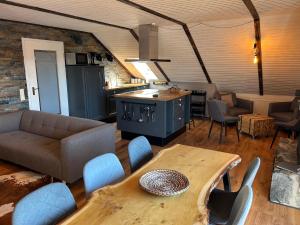 a living room with a couch and a table at Haus Konthé, appartement in Winterberg