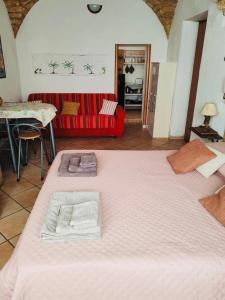 萨萨里Mulino 1的一张大床,位于一个红色沙发的房间