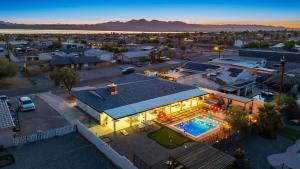 una vista aerea di una casa con piscina di Havasu Fun Stay Pool Spa PoolTable KingBed a Lake Havasu City
