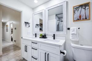 Bagno di Havasu Fun Stay Pool Spa PoolTable KingBed