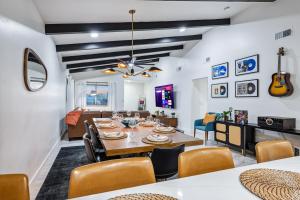 Area soggiorno di Havasu Fun Stay Pool Spa PoolTable KingBed