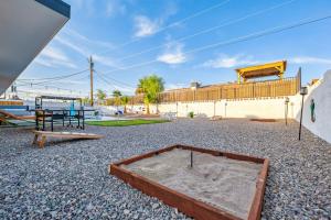 Foto dalla galleria di Havasu Fun Stay Pool Spa PoolTable KingBed a Lake Havasu City