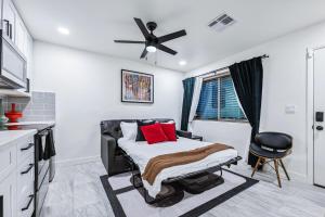TV o dispositivi per l'intrattenimento presso Havasu Fun Stay Pool Spa PoolTable KingBed