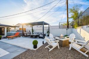 Patio o area all'aperto di Havasu Fun Stay Pool Spa PoolTable KingBed