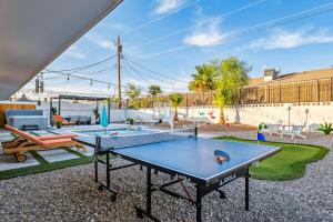 un tavolo da ping pong in un cortile con un tavolo da biliardo di Havasu Fun Stay Pool Spa PoolTable KingBed a Lake Havasu City
