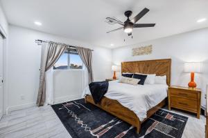 una camera da letto con un letto e un ventilatore a soffitto di Havasu Fun Stay Pool Spa PoolTable KingBed a Lake Havasu City