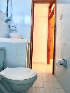 a bathroom with a toilet and a sink at Balcon & Centro Apartamento Grande Privado in Santa Marta +20 photos