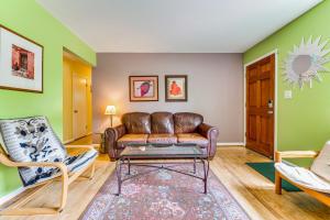 Area soggiorno di Less Than 1 Mi to CU Boulder Home with Fenced Yard!