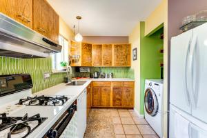 Cucina o angolo cottura di Less Than 1 Mi to CU Boulder Home with Fenced Yard!