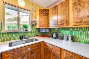 Cucina o angolo cottura di Less Than 1 Mi to CU Boulder Home with Fenced Yard!