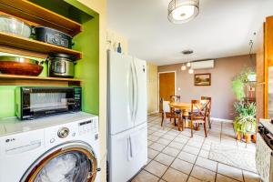 Cucina o angolo cottura di Less Than 1 Mi to CU Boulder Home with Fenced Yard!
