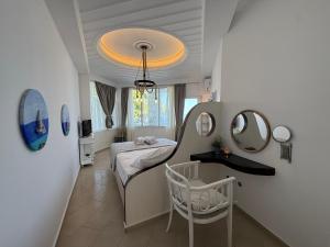 卡利塞亚-豪客迪克斯Amelia Seaview Apartments & Studios的客房设有床、桌子和镜子