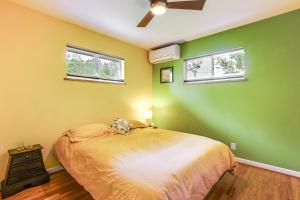 Letto o letti in una camera di Less Than 1 Mi to CU Boulder Home with Fenced Yard!