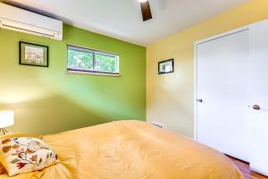 Letto o letti in una camera di Less Than 1 Mi to CU Boulder Home with Fenced Yard!