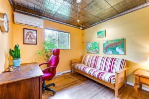 Area soggiorno di Less Than 1 Mi to CU Boulder Home with Fenced Yard!