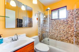 un bagno con lavandino, wc e doccia di Less Than 1 Mi to CU Boulder Home with Fenced Yard! a Boulder