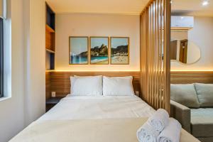 ein Hotelzimmer mit einem Bett und einer Couch in der Unterkunft 360 Rio Santos Dumont in Rio de Janeiro + 196 Fotos