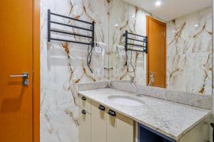 un bagno con lavandino e parete in marmo di 360 Rio Santos Dumont a Rio de Janeiro Altre 210 foto