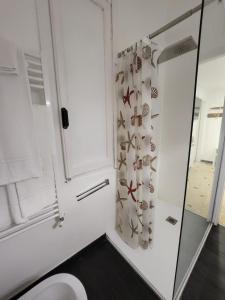 A bathroom at Varazzesuite apartment Még 35 kép