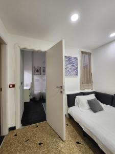 A bed or beds in a room at Varazzesuite apartment