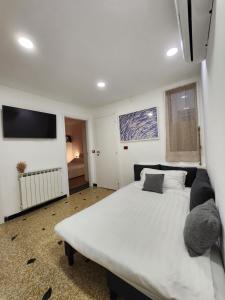 A television and/or entertainment centre at Varazzesuite apartment