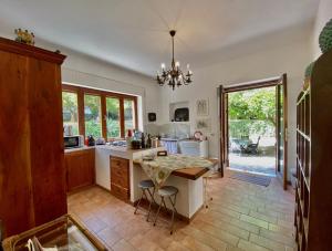 una cocina con una mesa y una encimera en Villa Tana Pacenzia, en Cefalú