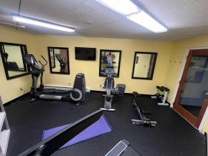 Das Fitnesscenter und/oder die Fitnesseinrichtungen in der Unterkunft Howard Johnson by Wyndham Mystic