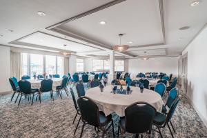 una sala de conferencias con mesas y sillas y una pantalla de proyección en Bay Club Hotel and Marina, en San Diego 64 fotos más