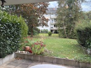 una vista de un patio con un edificio en el fondo en Heart of Saint-Louis - Airport, station, borders, en Saint-Louis