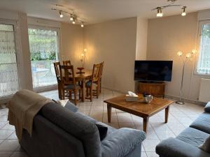 una sala de estar con un sofá y una mesa en Heart of Saint-Louis - Airport, station, borders, en Saint-Louis