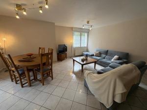 una sala de estar con un sofá y una mesa en Heart of Saint-Louis - Airport, station, borders, en Saint-Louis