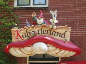 a sign with two rabbits and a sign that reads kaelriftland at Caravan 298 in Eext