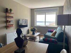 Χώρος καθιστικού στο O Muciño, entre el mar y el Tecla