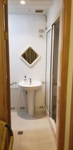 bagno con lavandino e specchio a parete di Bright Modern 2-Bedroom Apartment the center Nalbandyan and Sayat-Nova a Yerevan Altre 16 foto