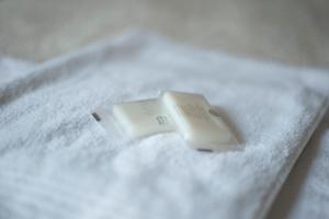 パリにあるホテル デュ グローブ 18の白い毛布の上に座る白い歯ブラシ
