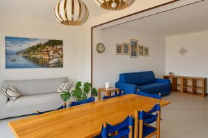 A seating area at Lake Como Victoria Apartment