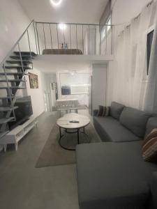 テッサロニキにあるAngelのソファとテーブルのあるリビングルーム