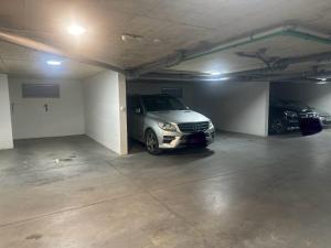 ein Parkhaus mit einem Auto darin geparkt in der Unterkunft Dagana in Budva