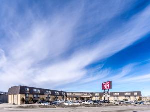un cartello in un parcheggio di fronte a un motel di Heritage Inn Hotel & Convention Centre - Cranbrook a Cranbrook