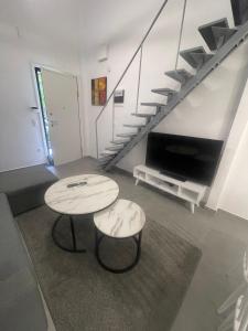 テッサロニキにあるAngelのテーブルと椅子2脚、階段が備わる客室です。