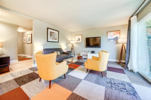 Μια τηλεόραση ή/και κέντρο ψυχαγωγίας στο Modern Home Between Seattle, Tacoma and SEA Airport