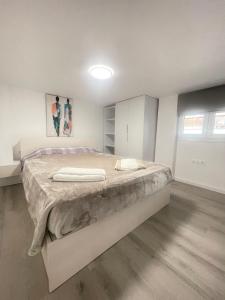 テッサロニキにあるAngelの白いベッドルーム(大型ベッド1台付)