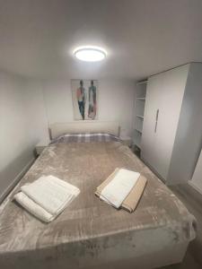 テッサロニキにあるAngelのベッドとタオル2枚のある寝室