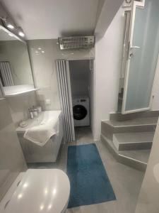 テッサロニキにあるAngelのバスルーム(トイレ、洗面台付)、 +8枚の写真