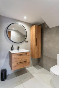 a bathroom with a sink and a mirror at Staymoovers - Piękna Willa w pobliżu Krakowa in Paszkówka +39 photos