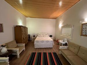 Postel nebo postele na pokoji v ubytování Ayvalıgın tarihi rum evi 2 katlı (YENİLENDİK)
